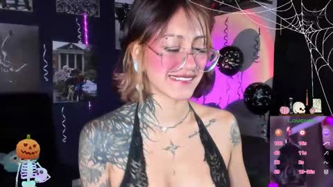 Snapshot of succubus_girl_ chatting on October 8, 4:35 pm Alexy online show from October 8, 4:35 pm
