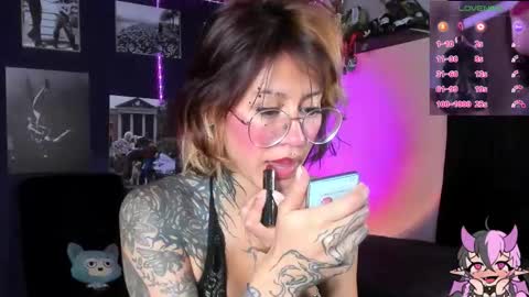 Snapshot of succubus_girl_ chatting on September 28, 1:53 pm Alexy online show from September 28, 1:53 pm