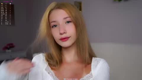 Snapshot of sunnmoonn chatting on October 17, 1:37 pm Lily online show from October 17, 1:37 pm