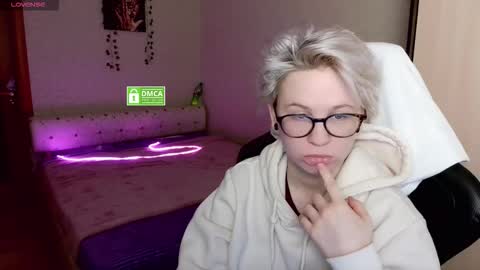Snapshot of sunny_mood chatting on October 28, 3:51 am sunny mood online show from October 28, 3:51 am