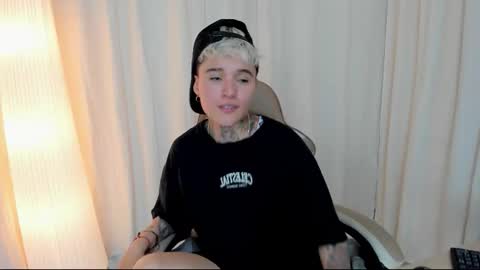Snapshot of suzu_wolf chatting on October 8, 6:08 am suzu_wolf online show from October 8, 6:08 am