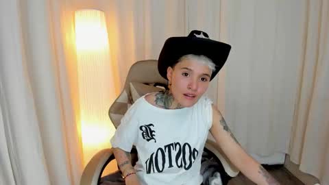 Snapshot of suzu_wolf chatting on October 17, 6:39 am suzu_wolf online show from October 17, 6:39 am
