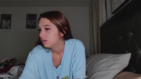 Snapshot of svtf2323 chatting on December 14, 12:33 am SV online show from December 14, 12:33 am