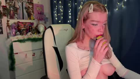 Snapshot of sweet_melissa133 chatting on December 31, 9:39 pm Melissa. Join me on Fansly link in social medias online show from December 31, 9:39 pm
