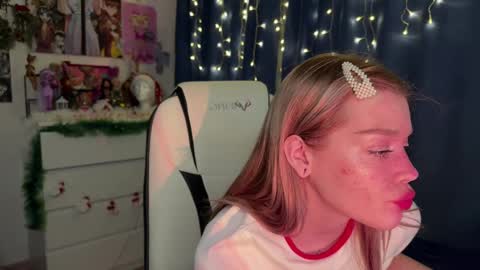Snapshot of sweet_melissa133 chatting on December 29, 10:14 pm Melissa. Join me on Fansly link in social medias online show from December 29, 10:14 pm