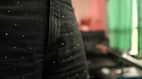 Salom independent model online show from November 17, 7:27 pm