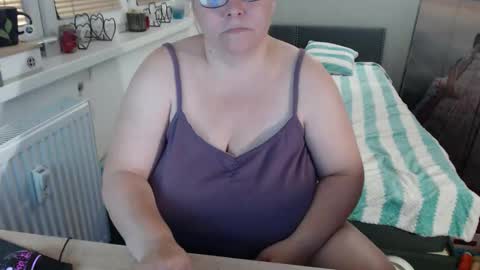 Snapshot of sweetboobs85h chatting on October 19, 4:22 pm Sweetboobs85h online show from October 19, 4:22 pm