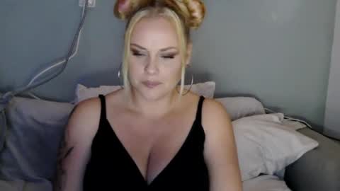 Snapshot of sweetsinz_ chatting on October 24, 11:38 pm sweetsinz_ online show from October 24, 11:38 pm