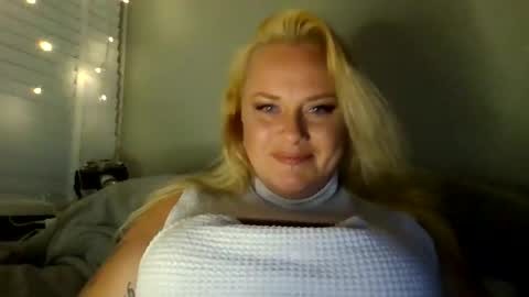 Snapshot of sweetsinz_ chatting on September 16, 7:28 pm sweetsinz_ online show from September 16, 7:28 pm