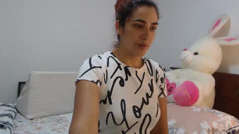 Snapshot of sweetsmile28 chatting on February 25, 2:14 am Dianis online show from February 25, 2:14 am