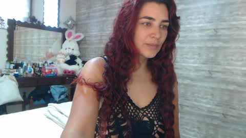 Snapshot of sweetsmile28 chatting on December 19, 4:02 pm Dianis online show from December 19, 4:02 pm