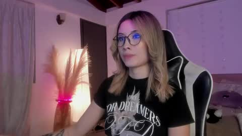 Cat independent model  online show from February 23, 8:28 am