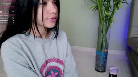Snapshot of sweett_petite chatting on February 3, 7:52 pm online show from February 3, 7:52 pm