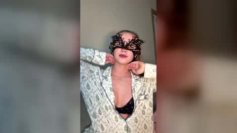 sweetvixen18 online show from January 6, 5:22 am