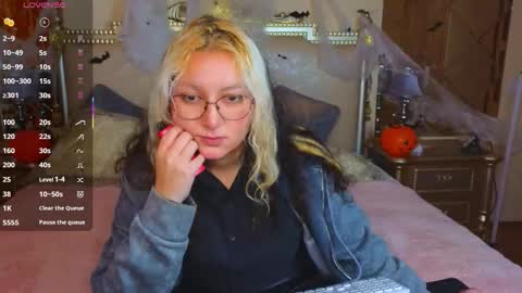 Snapshot of sweety_candys chatting on October 19, 5:45 am Hot Candy online show from October 19, 5:45 am