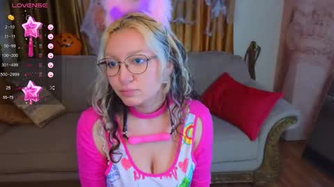 Snapshot of sweety_candys chatting on October 18, 5:44 am Hot Candy online show from October 18, 5:44 am