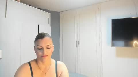 taniabonnet  online show from March 18, 11:38 am