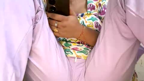 taniya_roy4628 online show from May 17, 1:20 pm