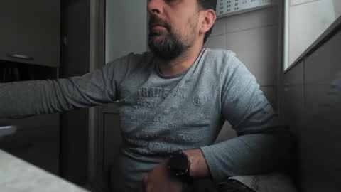 Snapshot of tarkan198 chatting on February 19, 5:38 am tarkan198 online show from February 19, 5:38 am