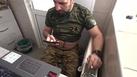 Snapshot of tarkan198 chatting on March 3, 8:38 am tarkan198 online show from March 3, 8:38 am
