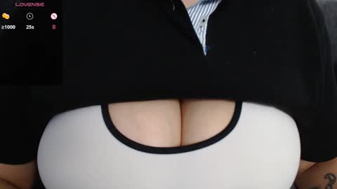 Snapshot of tarrant_ chatting on January 27, 12:43 am tarrant_ online show from January 27, 12:43 am