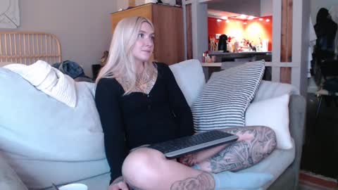 Snapshot of tattoobbgirl chatting on February 26, 5:21 pm tattoobbgirl online show from February 26, 5:21 pm