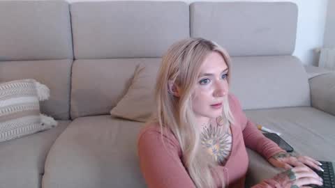 Snapshot of tattoobbgirl chatting on September 18, 6:56 pm tattoobbgirl online show from September 18, 6:56 pm