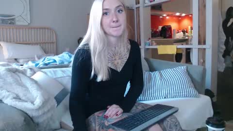 Snapshot of tattoobbgirl chatting on February 12, 3:49 pm tattoobbgirl online show from February 12, 3:49 pm