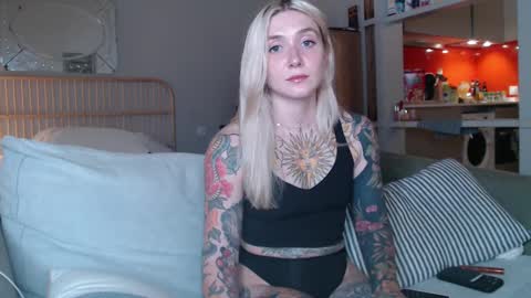 Snapshot of tattoobbgirl chatting on March 7, 10:21 pm tattoobbgirl online show from March 7, 10:21 pm