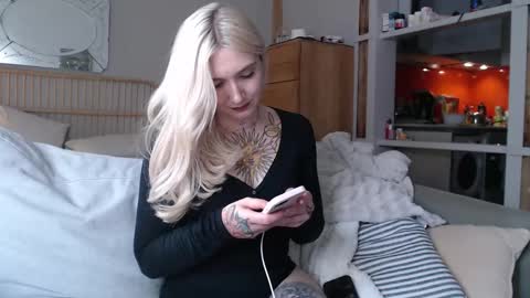 Snapshot of tattoobbgirl chatting on February 24, 2:58 pm tattoobbgirl online show from February 24, 2:58 pm