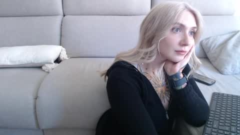 Snapshot of tattoobbgirl chatting on September 23, 12:21 pm tattoobbgirl online show from September 23, 12:21 pm