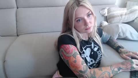 Snapshot of tattoobbgirl chatting on September 20, 2:20 pm tattoobbgirl online show from September 20, 2:20 pm