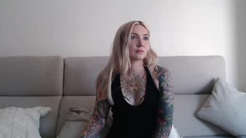 Snapshot of tattoobbgirl chatting on September 16, 2:42 pm tattoobbgirl online show from September 16, 2:42 pm