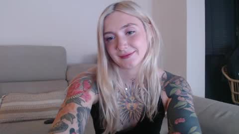 Snapshot of tattoobbgirl chatting on October 16, 6:51 pm tattoobbgirl online show from October 16, 6:51 pm