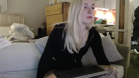 Snapshot of tattoobbgirl chatting on March 4, 10:49 pm tattoobbgirl online show from March 4, 10:49 pm