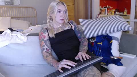 Snapshot of tattoobbgirl chatting on March 5, 4:35 pm tattoobbgirl online show from March 5, 4:35 pm