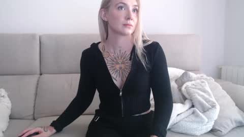 Snapshot of tattoobbgirl chatting on September 29, 12:37 pm tattoobbgirl online show from September 29, 12:37 pm