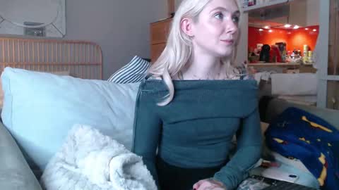 Snapshot of tattoobbgirl chatting on February 19, 7:05 pm tattoobbgirl online show from February 19, 7:05 pm