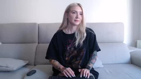 Snapshot of tattoobbgirl chatting on September 14, 11:33 am tattoobbgirl online show from September 14, 11:33 am