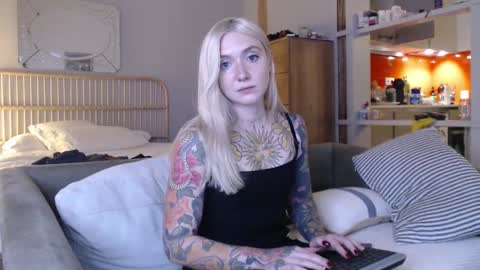 Snapshot of tattoobbgirl chatting on February 7, 8:42 pm tattoobbgirl online show from February 7, 8:42 pm