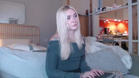 Snapshot of tattoobbgirl chatting on March 6, 5:11 pm tattoobbgirl online show from March 6, 5:11 pm