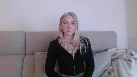 Snapshot of tattoobbgirl chatting on October 11, 5:27 pm tattoobbgirl online show from October 11, 5:27 pm