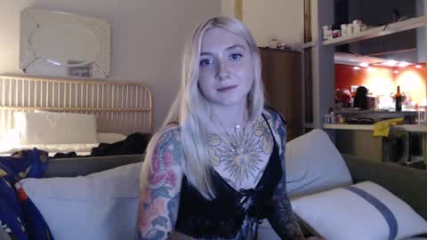 Snapshot of tattoobbgirl chatting on February 8, 9:57 pm tattoobbgirl online show from February 8, 9:57 pm