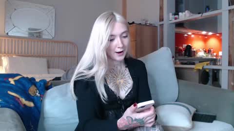 Snapshot of tattoobbgirl chatting on February 8, 5:50 pm tattoobbgirl online show from February 8, 5:50 pm