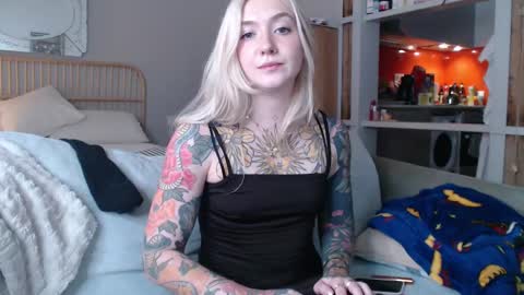 Snapshot of tattoobbgirl chatting on February 20, 4:25 pm tattoobbgirl online show from February 20, 4:25 pm