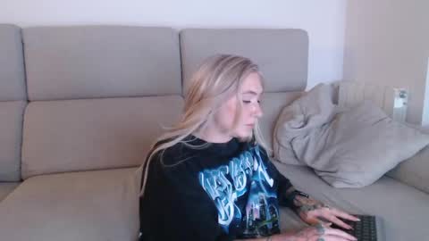 Snapshot of tattoobbgirl chatting on September 27, 6:38 pm tattoobbgirl online show from September 27, 6:38 pm