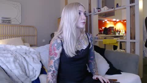 Snapshot of tattoobbgirl chatting on February 10, 9:04 pm tattoobbgirl online show from February 10, 9:04 pm