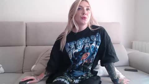 Snapshot of tattoobbgirl chatting on September 17, 3:37 pm tattoobbgirl online show from September 17, 3:37 pm