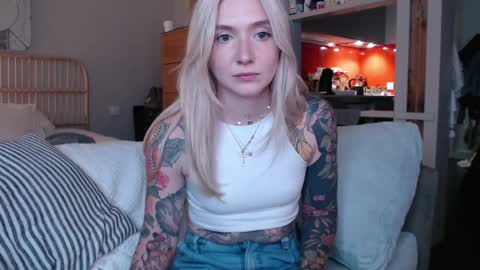 Snapshot of tattoobbgirl chatting on March 1, 5:49 pm tattoobbgirl online show from March 1, 5:49 pm