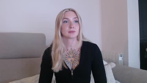 Snapshot of tattoobbgirl chatting on October 15, 6:42 pm tattoobbgirl online show from October 15, 6:42 pm